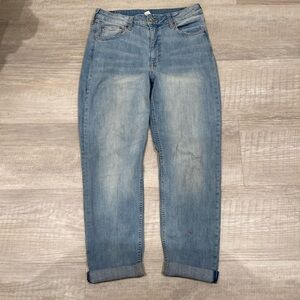 Blue mom jeans with slight wash